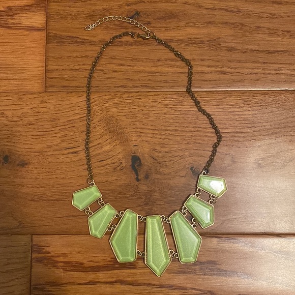 Light green statement necklace with gold - Picture 2 of 3